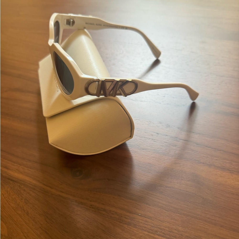 New without tags. never worn Michael Kors sunglasses. - Picture 2 of 3